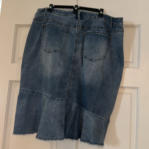 1948 Denim skirt. Worn once. Has soft wash feel and denim color - Picture 4 of 4